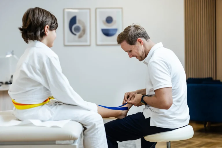 Dr. Winterheller behandelt Fußgelenk