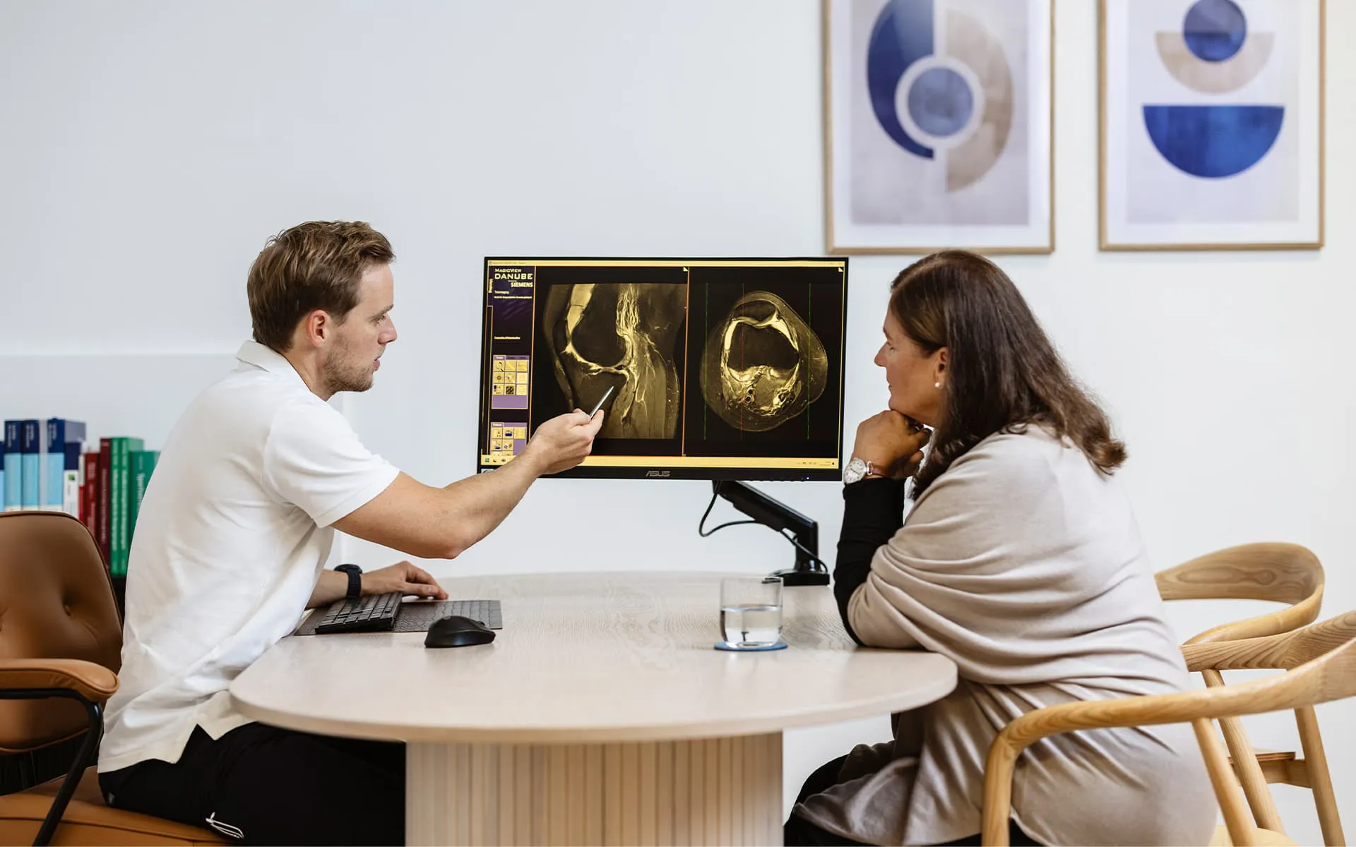 Dr. Winterheller mit Patientin und Röntgenbild